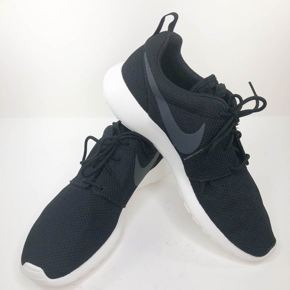 nike roshe mens black and white